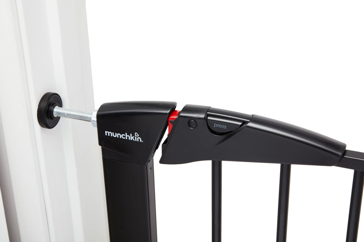 Munchkin Stair Gate Maxi Secure Toddler & Baby Gate 76-82cm extends up to 117cm with separately sold extensions | Pressure Fit Baby Safety & Dog Gate for Doorways | No-Screw Install Child Gate, White