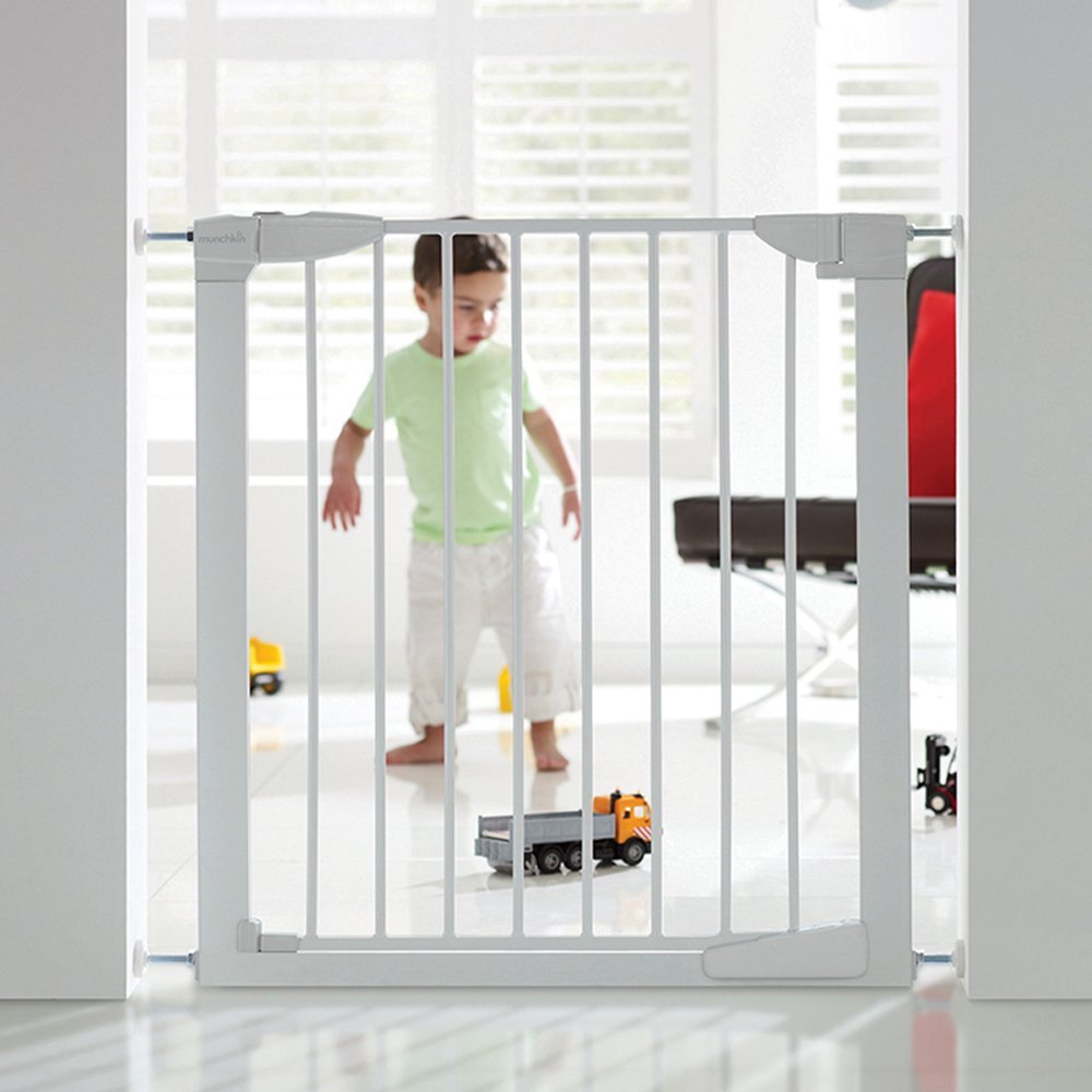 Munchkin Stair Gate Maxi Secure Toddler & Baby Gate 76-82cm extends up to 117cm with separately sold extensions | Pressure Fit Baby Safety & Dog Gate for Doorways | No-Screw Install Child Gate, White