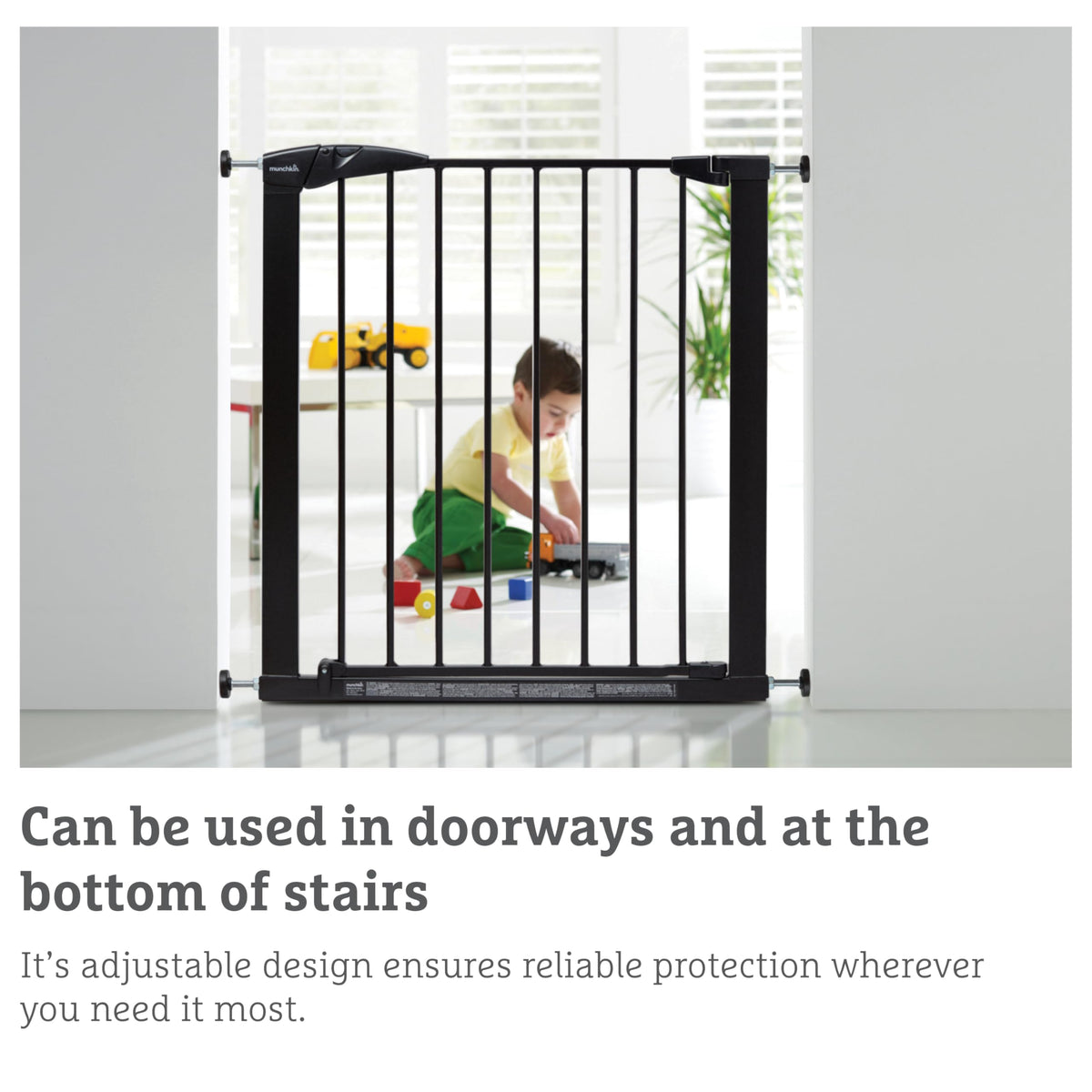 Munchkin Stair Gate Maxi Secure Toddler & Baby Gate 76-82cm extends up to 117cm with separately sold extensions | Pressure Fit Baby Safety & Dog Gate for Doorways | No-Screw Install Child Gate, White