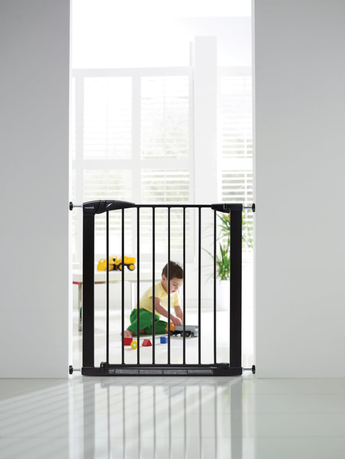 Munchkin Stair Gate Maxi Secure Toddler & Baby Gate 76-82cm extends up to 117cm with separately sold extensions | Pressure Fit Baby Safety & Dog Gate for Doorways | No-Screw Install Child Gate, White