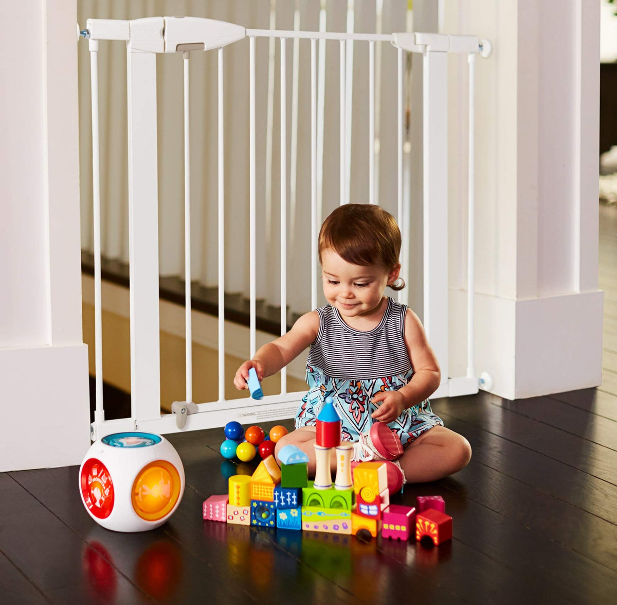 Munchkin Stair Gate Maxi Secure Toddler & Baby Gate 76-82cm extends up to 117cm with separately sold extensions | Pressure Fit Baby Safety & Dog Gate for Doorways | No-Screw Install Child Gate, White