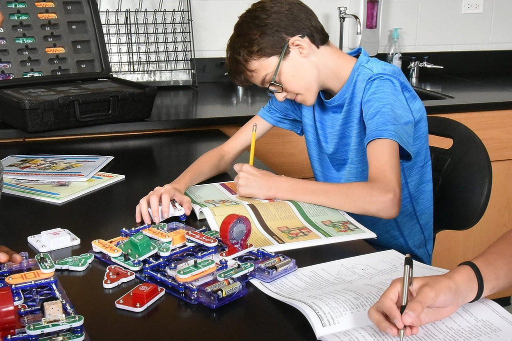 SNAP CIRCUITS Jr. SC-100 STEM Electronics Kit, 100+ Projects, Ages 8+