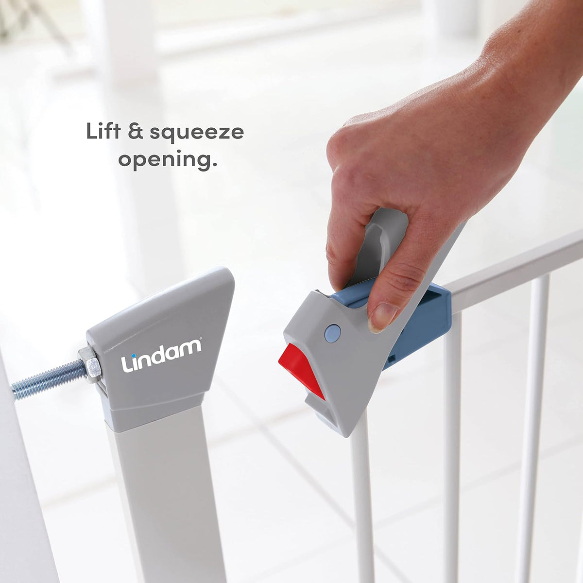 Munchkin Baby & Toddler Safety Gate with Automatic Closure | Easy Install. | 76-82cm | White