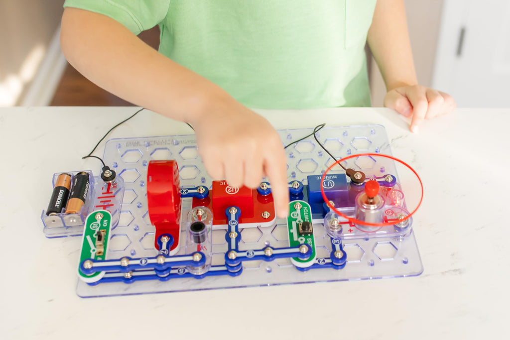 SNAP CIRCUITS Jr. SC-100 STEM Electronics Kit, 100+ Projects, Ages 8+