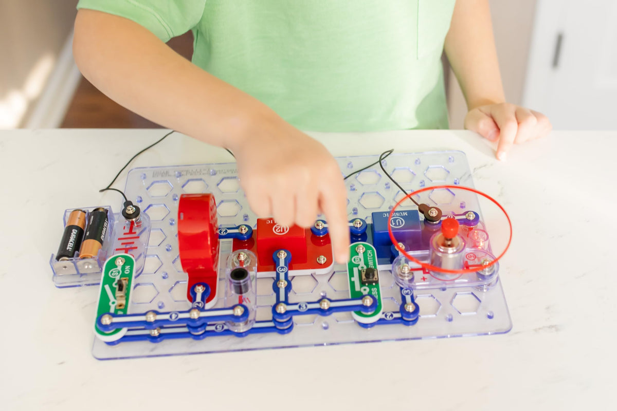 SNAP CIRCUITS Jr. SC-100 STEM Electronics Kit, 100+ Projects, Ages 8+