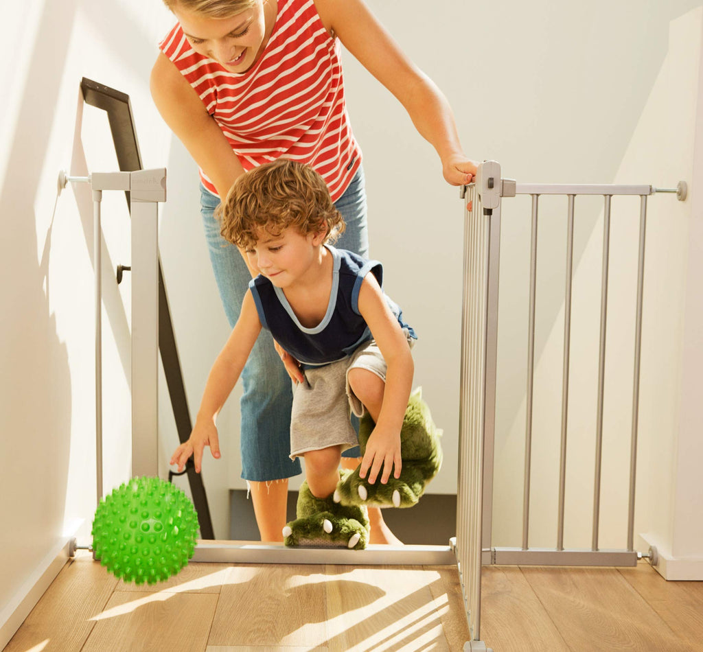 Munchkin Stair Gate Maxi Secure Toddler & Baby Gate 76-82cm extends up to 117cm with separately sold extensions | Pressure Fit Baby Safety & Dog Gate for Doorways | No-Screw Install Child Gate, White