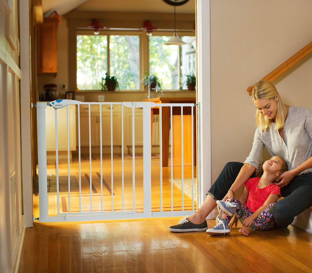 Munchkin Stair Gate Maxi Secure Toddler & Baby Gate 76-82cm extends up to 117cm with separately sold extensions | Pressure Fit Baby Safety & Dog Gate for Doorways | No-Screw Install Child Gate, White