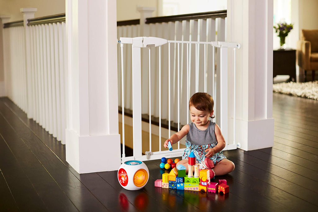 Munchkin Stair Gate Maxi Secure Toddler & Baby Gate 76-82cm extends up to 117cm with separately sold extensions | Pressure Fit Baby Safety & Dog Gate for Doorways | No-Screw Install Child Gate, White
