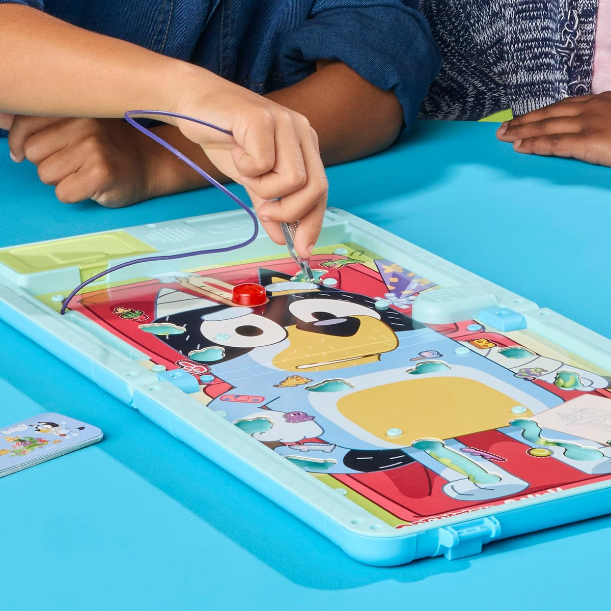 Operation Bluey Edition Board Game for Kids – Electronic Talking Game with All-in-1 Carrying Case – 2 Ways to Play – 1+ Players – 10 Mins. – Ages 6+ (Amazon Exclusive)