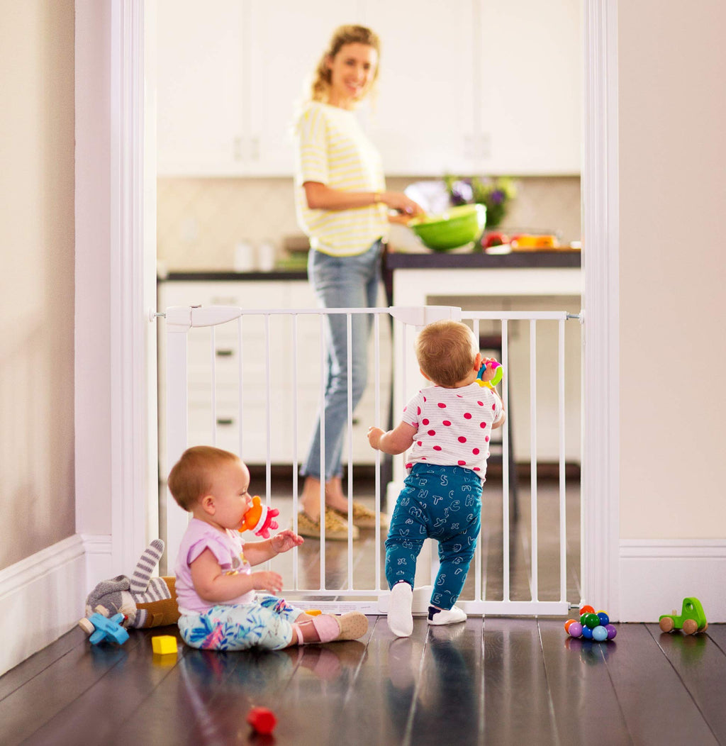 Munchkin Stair Gate Maxi Secure Toddler & Baby Gate 76-82cm extends up to 117cm with separately sold extensions | Pressure Fit Baby Safety & Dog Gate for Doorways | No-Screw Install Child Gate, White